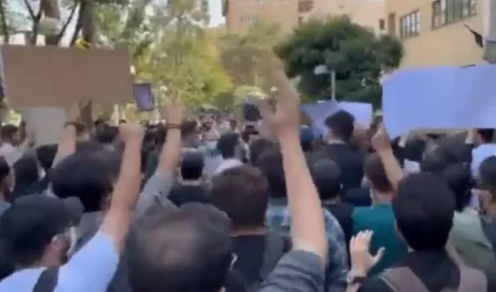 Αστυνομία ηθών Ιράν: «Ατυχές συμβάν» ο θάνατος της νεαρής