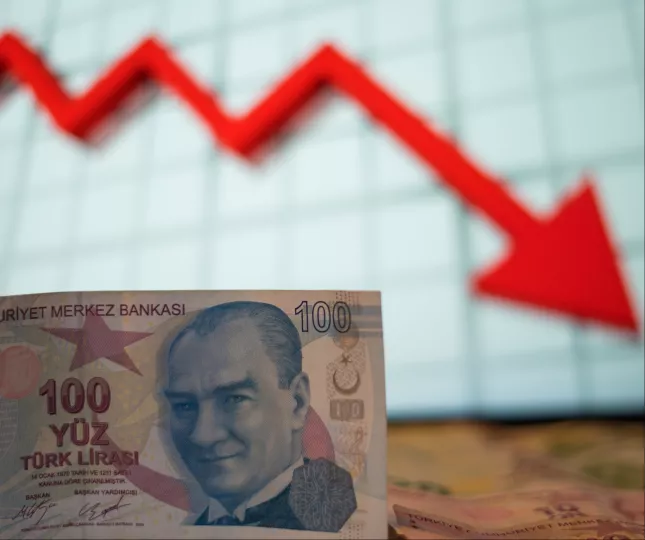 «Βαθαίνει» η νομισματική κρίση στην Τουρκία