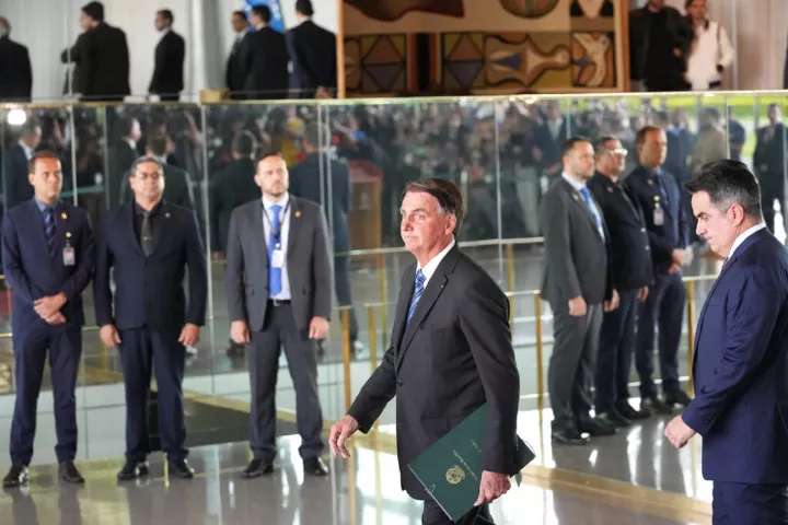 Βραζιλία: Πρώτη δημόσια, αλλά σιωπηρή, εμφάνιση Μπολσονάρο