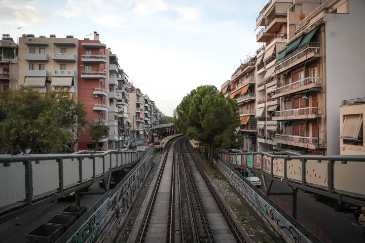 Πευκάκια: Πτώση γυναίκας στις γραμμές του ΗΣΑΠ