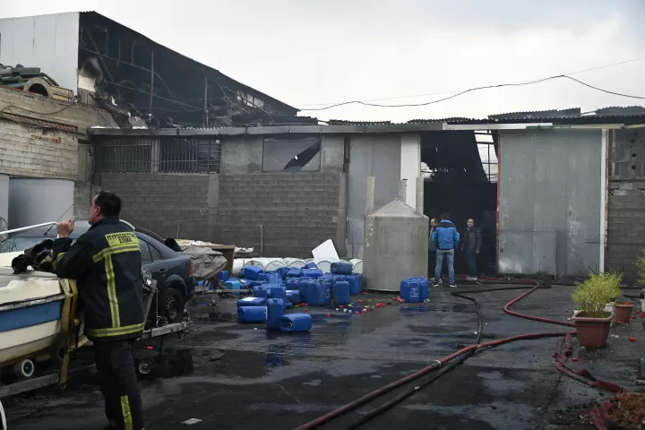 Πυρκαγιά στο εργοστάσιο στον Ασπρόπυργο: Εμπρησμό από Ρομά καταγγέλλει ο ιδιοκτήτης