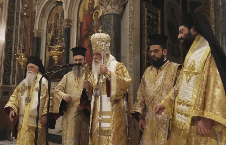 Αρχιεπίσκοπος Αθηνών:  Όλοι μας να βλέπουμε στα μάτια τον νεογέννητο Χριστό