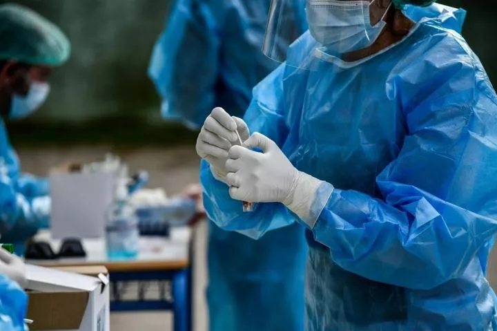 Αύξηση 18% στα κρούσματα, μείωση νεκρών και διασωληνωμένων