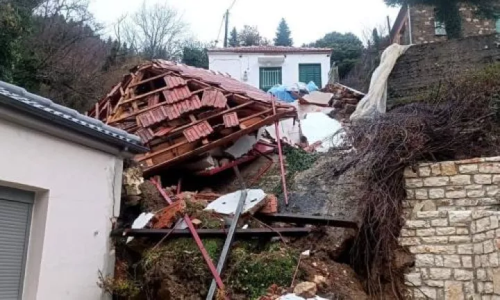 Άρτα: Κατολίσθηση στους Μελισσουργούς, παρασύρθηκαν δύο σπίτια	