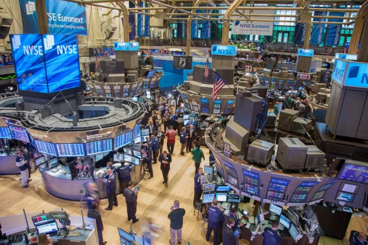 Οριακές μεταβολές και ήπια πτώση στη Wall Street
