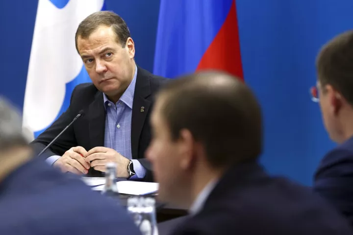 Μεντβέντεφ: Κατηγορεί τον Κισίντα για «επαίσχυντη υποταγή» στις ΗΠΑ