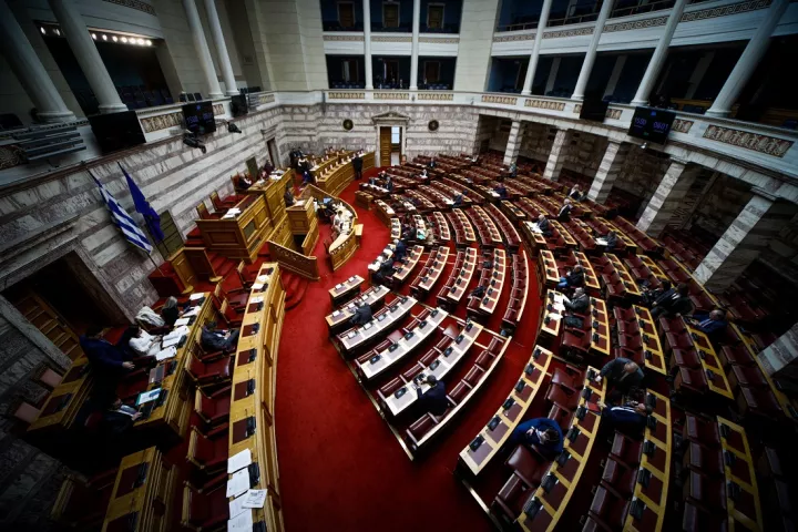 Live η συζήτηση στη Βουλή για την τροπολογία «μπλόκο» στο κόμμα Κασιδιάρη