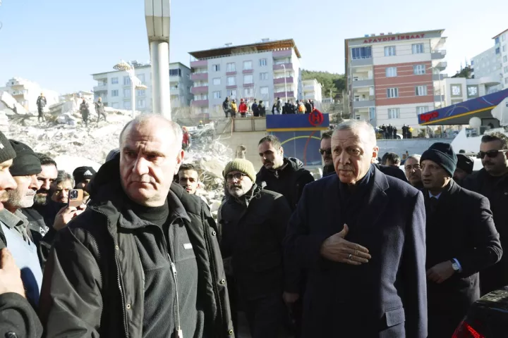 Τουρκία: Οι σεισμόπληκτοι επανεξετάζουν την πολιτική τους αφοσίωση στον Ερντογάν