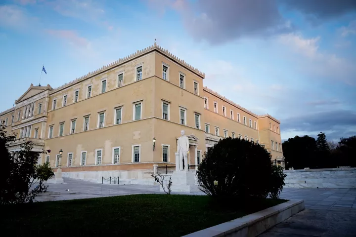 Βουλή: Άγνωστος επιτέθηκε με σφυρί στο όχημα της Όλ. Γεροβασίλη - Ένας τραυματίας 