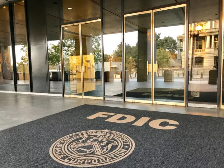 FDIC: Ως την Παρασκευή οι υποβολές προτάσεων για την απόκτηση των χρεοκοπημένων τραπεζών