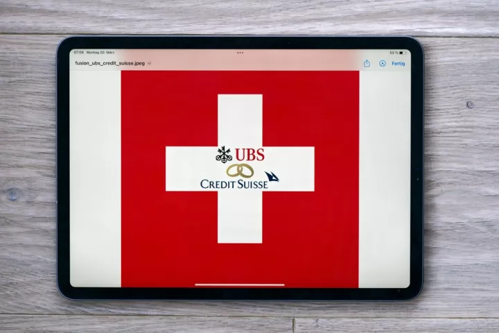 Credit Suisse: Ανησυχία στις αγορές μετά την εξαγορά της από την UBS - Κίνδυνος για απολύσεις