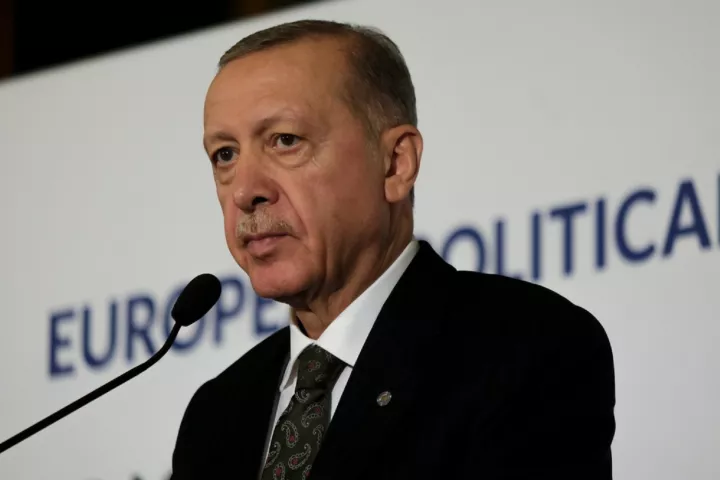 O Eρντογάν προσπαθεί να σώσει την παρτίδα της οικονομίας μετά το «όχι» Σιμσέκ