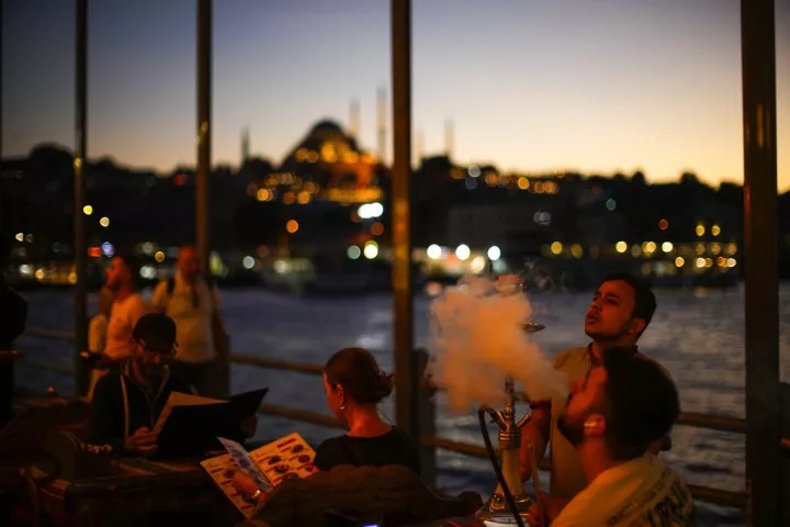 Economist: Η οικονομία του Ερντογάν πάει με δανεικά καύσιμα μέχρι  τις εκλογές 