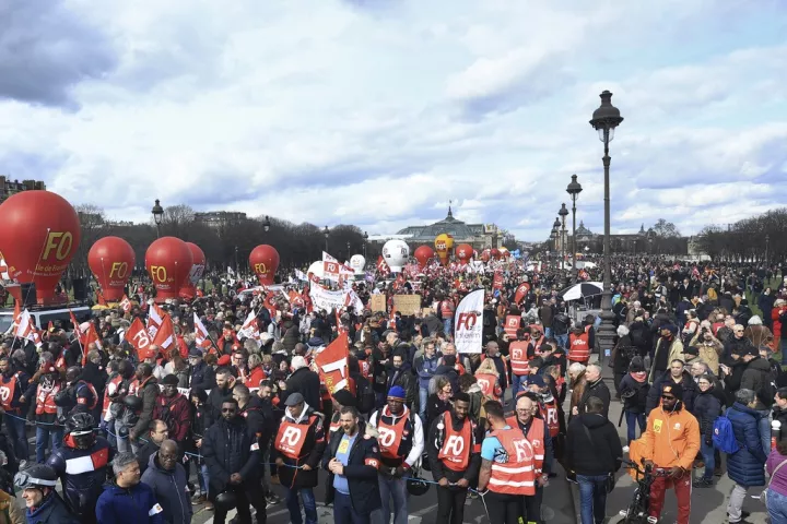 «Μετωπική» Μακρόν - συνδικάτων: Νέες κινητοποιήσεις την Τρίτη