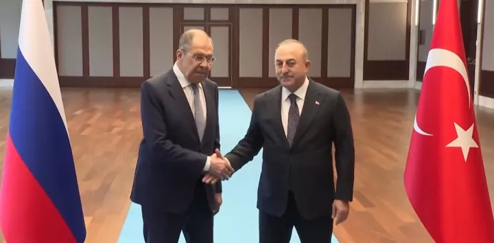 Λαβρόφ σε Τσαβούσογλου: Οι διαπραγματεύσεις για το ουκρανικό να συνυπολογίσουν τα ρωσικά συμφέροντα