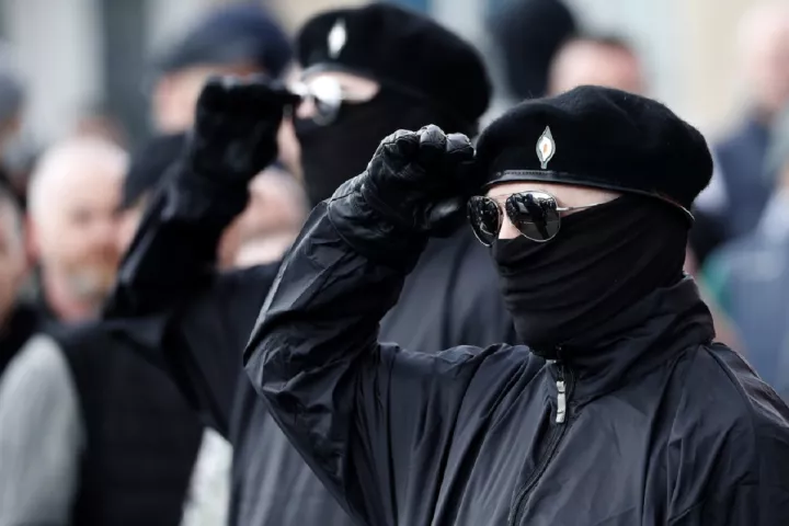 Βρετανία: Eπίθεση με μολότοφ κατά αστυνομικών στη Β. Ιρλανδία (pics)
