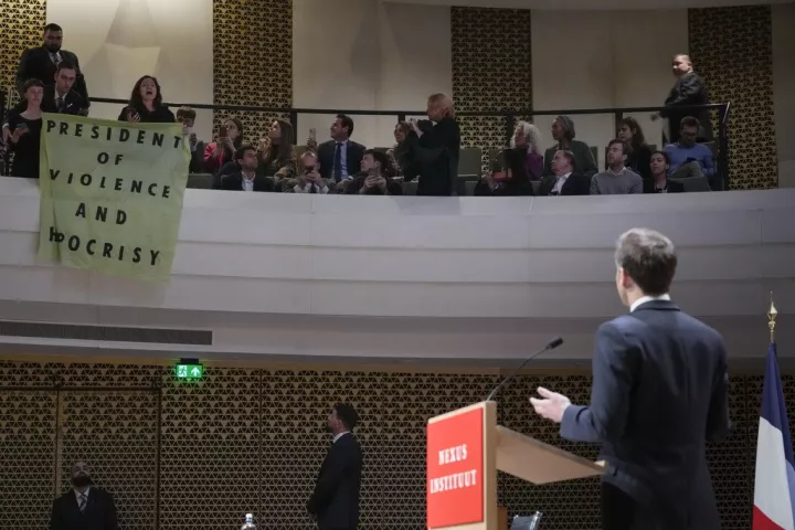 Διαδηλωτές αποδοκίμασαν τον Μακρόν κατά την επίσκεψή του στην Ολλανδία