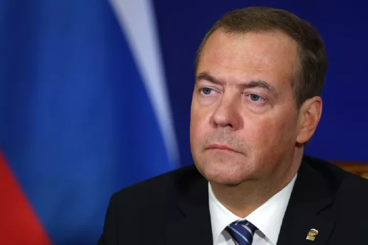 Ο Μεντβέντεφ απειλεί τώρα και την Πολωνία: Θα εξαφανιστεί μαζί με τον ηλίθιο πρωθυπουργό της 