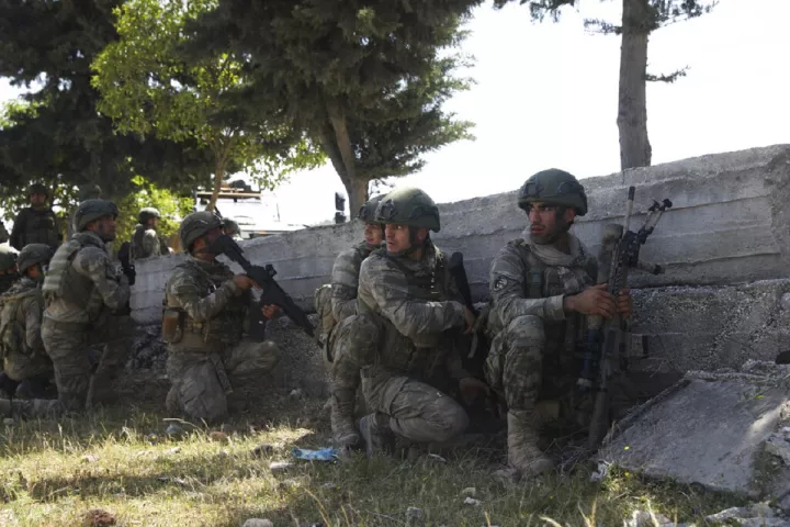 Τουρκικό ΥΠΑΜ: Τέσσερις στρατιώτες τραυματίστηκαν από επιθέσεις Κούρδων στη βόρεια Συρία