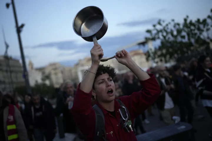 Γαλλία: Κατασχέθηκαν κατσαρόλες και τηγάνια σε διαδήλωση κατά του Μακρόν