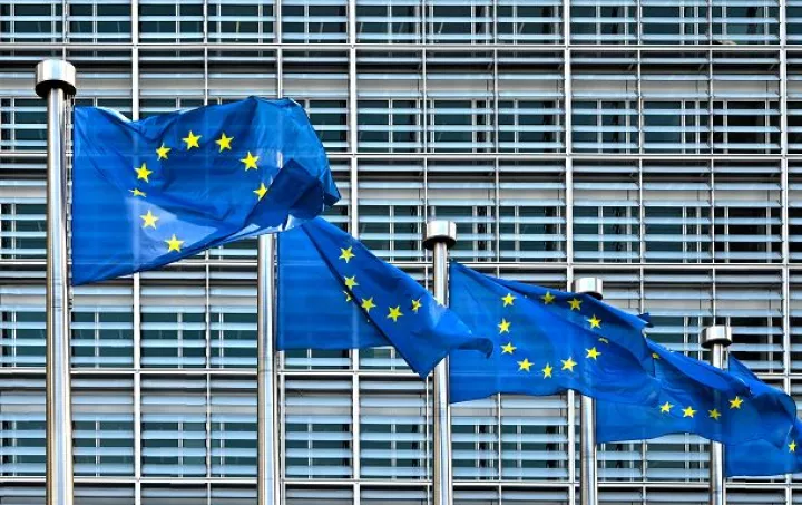 Κομισιόν προς 14 κράτη μέλη: Συμμορφωθείτε με τις δεσμεύσεις για μείωση των ρύπων