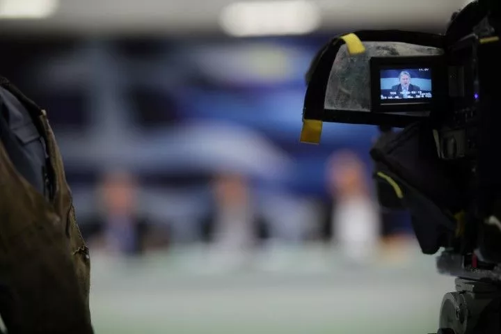 «Αδειάζει» η Κομισιόν την κυβέρνηση στο θέμα της Εθνικής Επιτροπής Τηλεπικοινωνιών