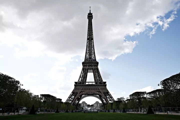 Σβηστός ο Πύργος του Eiffel, σε ένδειξη συμπαράσταση στους Κόπτες της Αιγύπτου