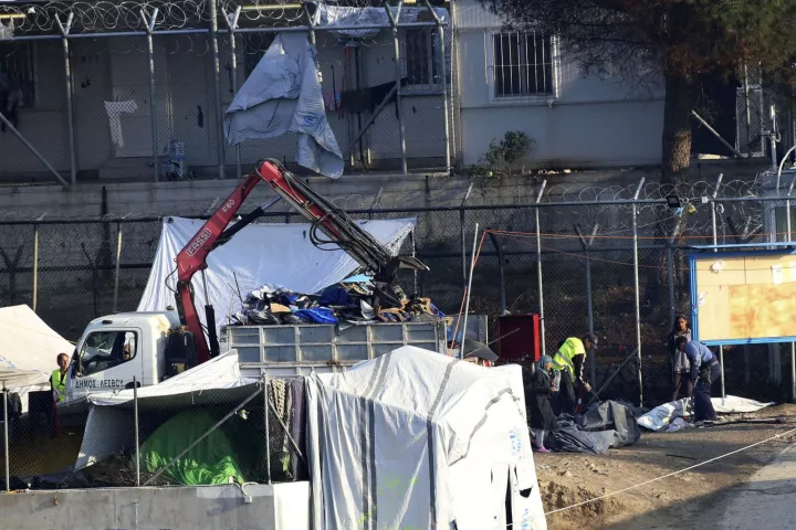 Λέσβος: Ένταση κατά τη διάρκεια κινητοποίησης για την απομάκρυνση σκηνών όπου διαμένουν μετανάστες