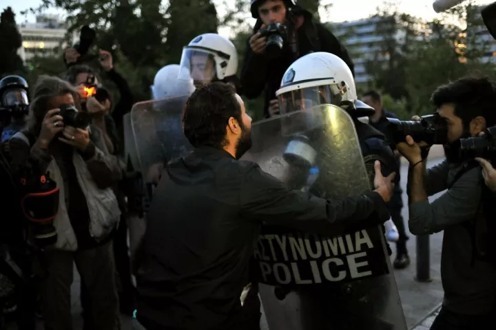 Ερώτηση 37 βουλευτών του ΣΥΡΙΖΑ στον υπ. Εσωτερικών για την αστυνομική βία στο Σύνταγμα