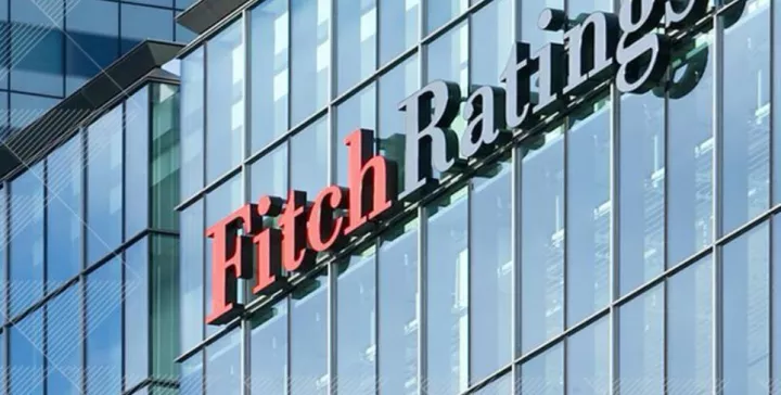 Fitch: Μειώνονται οι κίνδυνοι για έλλειψη ρευστότητας στην Ελλάδα