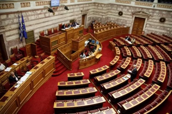 Με τροπολογίες της τελευταίας στιγμής αλλάζουν μέχρι και τον «κόφτη»