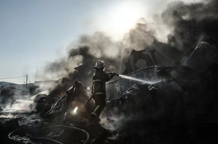 Υπό έλεγχο η πυρκαγιά σε εργοστάσιο στη Μάνδρα Αττικής - Ένας νεκρός από αναθυμιάσεις