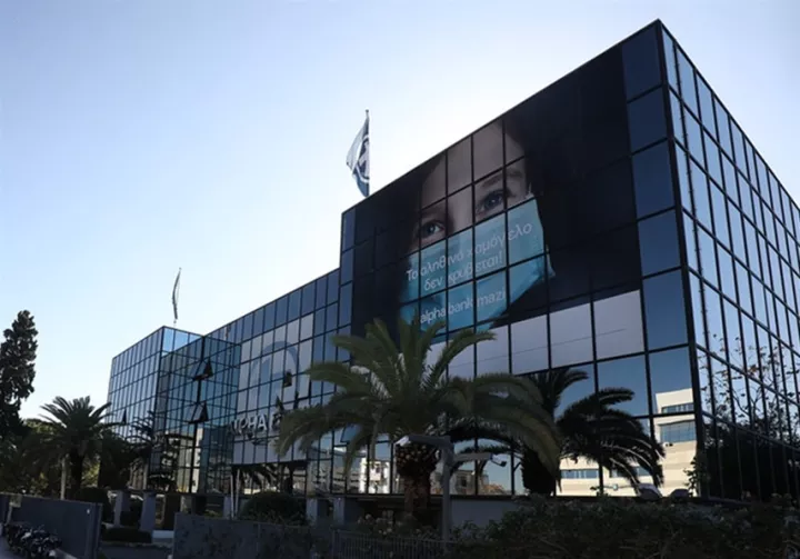 «To αληθινό χαμόγελο δεν κρύβεται!»: Η Alpha Bank «ντύνει» τα καταστήματά της με χαμόγελα