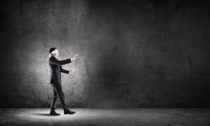 Νομοθετώντας στα τυφλά