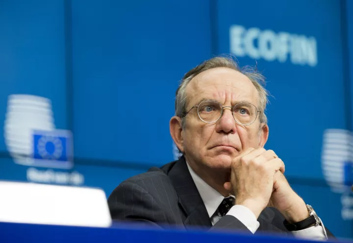 Padoan: Η απόκλιση από τους στόχους οφείλεται στο σεισμό και το προσφυγικό