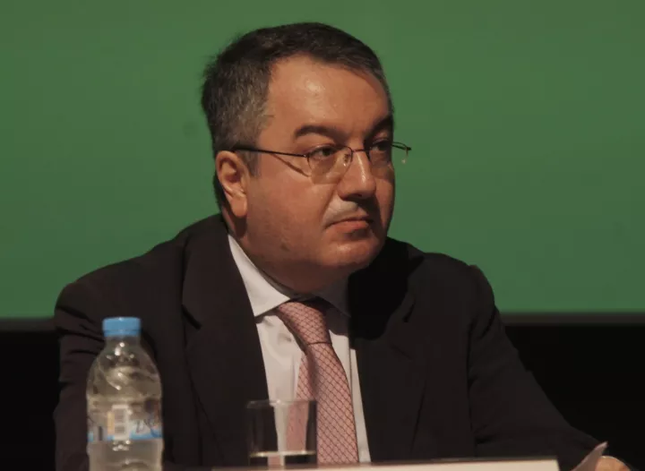 Ο Ηλ. Μόσιαλος για την πρόβλεψη - σοκ περί 7.000 θανάτων στην Ελλάδα ως τον Ιανουάριο