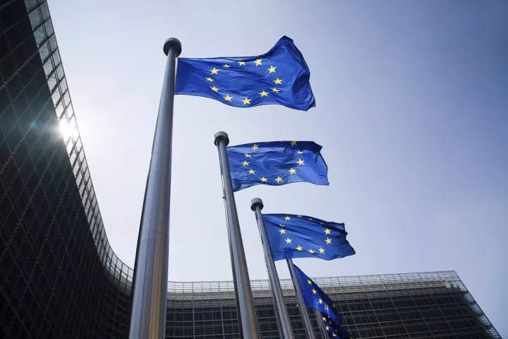 Η Κομισιόν απειλεί με κυρώσεις την Ιταλία για το χρέος