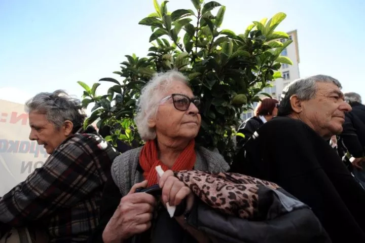 Λάθη, αδικίες και αλχημείες με τις νέες μειώσεις στις επικουρικές