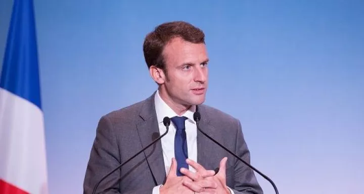 Ο Em. Macron οδεύει προς τον προεδρικό θώκο της Γαλλίας, σύμφωνα με δύο δημοσκοπήσεις
