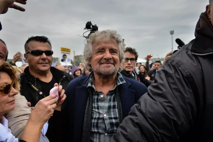 Ιταλία: Ο B. Grillo ζητά από ευρωβουλευτές να πληρώσουν 250.000 ευρώ γιατί εγκατέλειψαν το κόμμα του