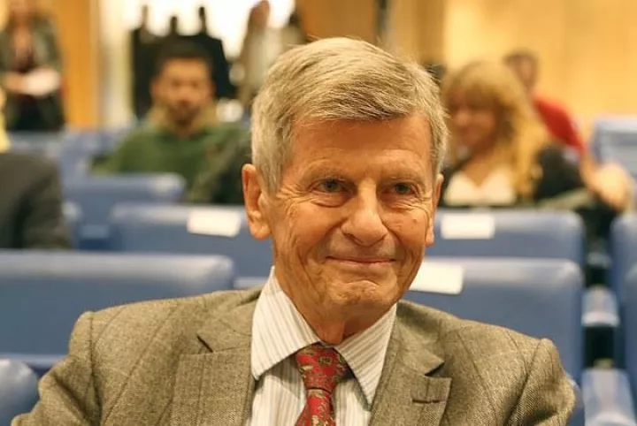 Γιώργος Δερτιλής: Απαιδευσία, ακρισία και αμάθεια απειλούν τη Δημοκρατία