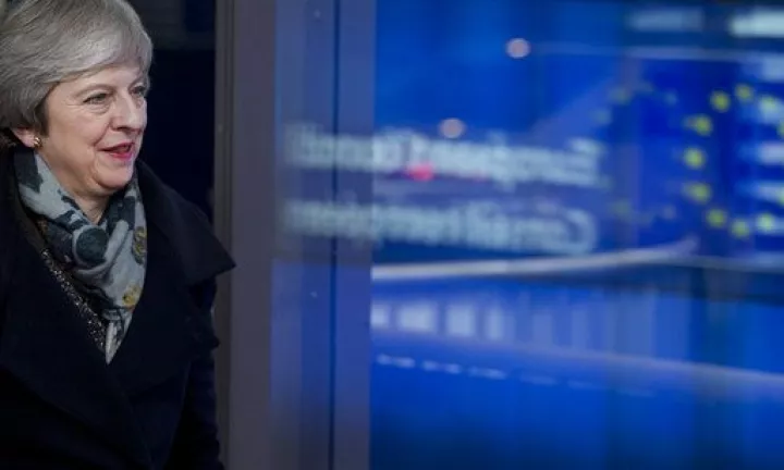 Bloomberg: Η Τ. Μέι παίζει καθυστερήσεις με το Brexit