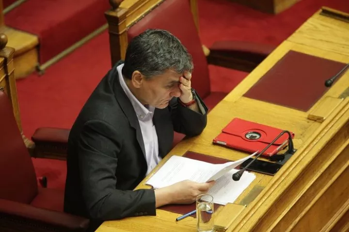 Η κυβέρνηση στο «μάτι του κυκλώνα»