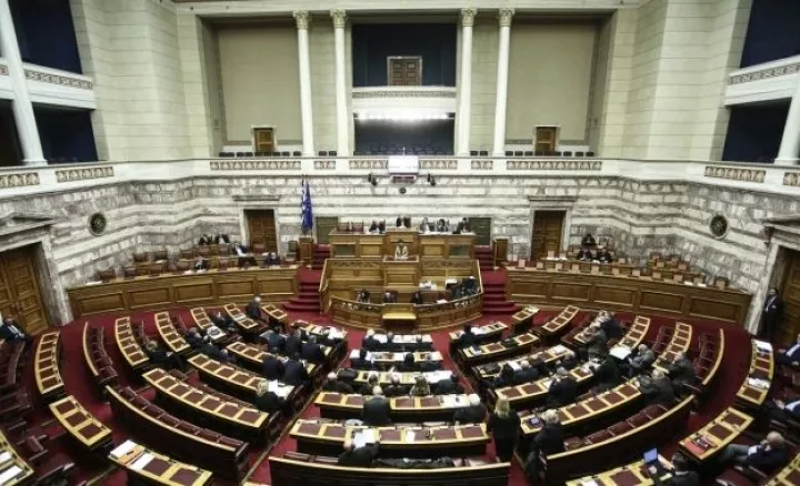 ΣΥΡΙΖΑ για τροπολογία: Οι δύο πρώην πρόεδροι της ΝΔ τήρησαν αποστάσεις ασφαλείας από την επίσημη γραμμή Μητσοτάκη