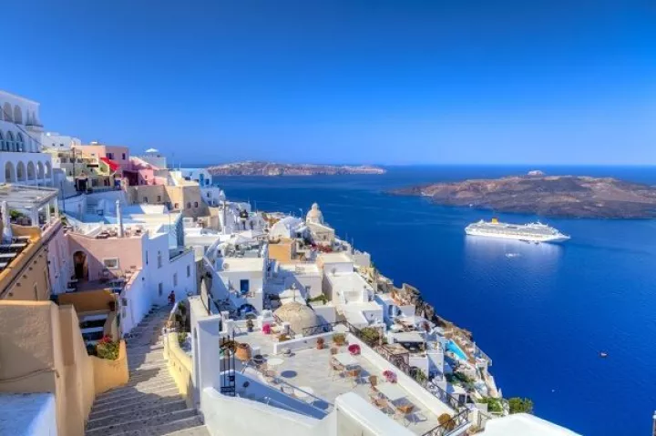 «Γραμμή» για νέο ρεκόρ στον τουρισμό, αλλά ελλοχεύουν οι κίνδυνοι