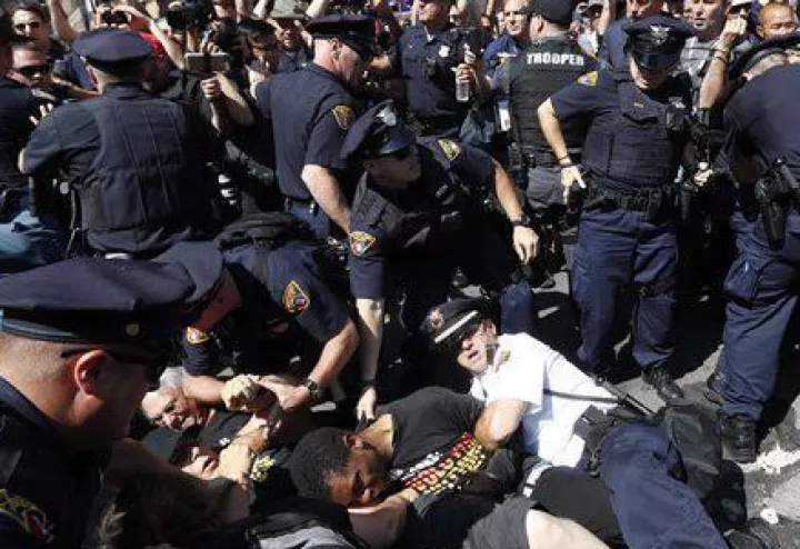 Συλλήψεις 18 διαδηλωτών στο Κλίβελαντ, ενώ προσπάθησαν να βάλουν φωτιά σε αμερικανική σημαία