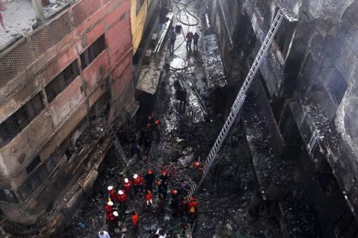 Μπανγκλαντές: Συνελήφθησαν ιδιοκτήτες του κτιρίου που εκδηλώθηκε η πολύνεκρη πυρκαγιά