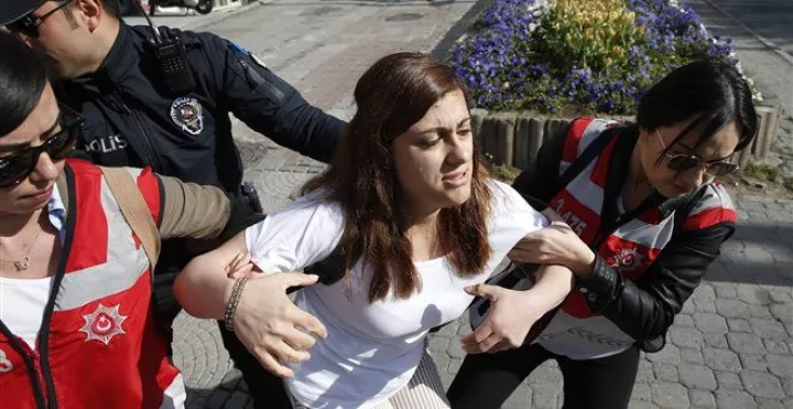 Συμπλοκές διαδηλωτών με αστυνομικές δυνάμεις στην Τουρκία