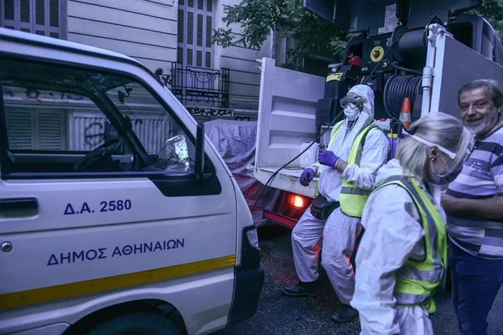 Στο νοσοκομείο μεταφέρονται οι ηλικιωμένοι