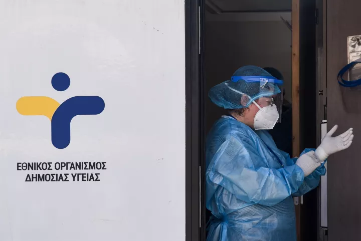 790 νέα κρούσματα, 84 διασωληνωμένοι, 10 οι νεκροί - Θεσσαλονίκη, Σέρρες και Ιωάννινα κοντά στο επίπεδο 4